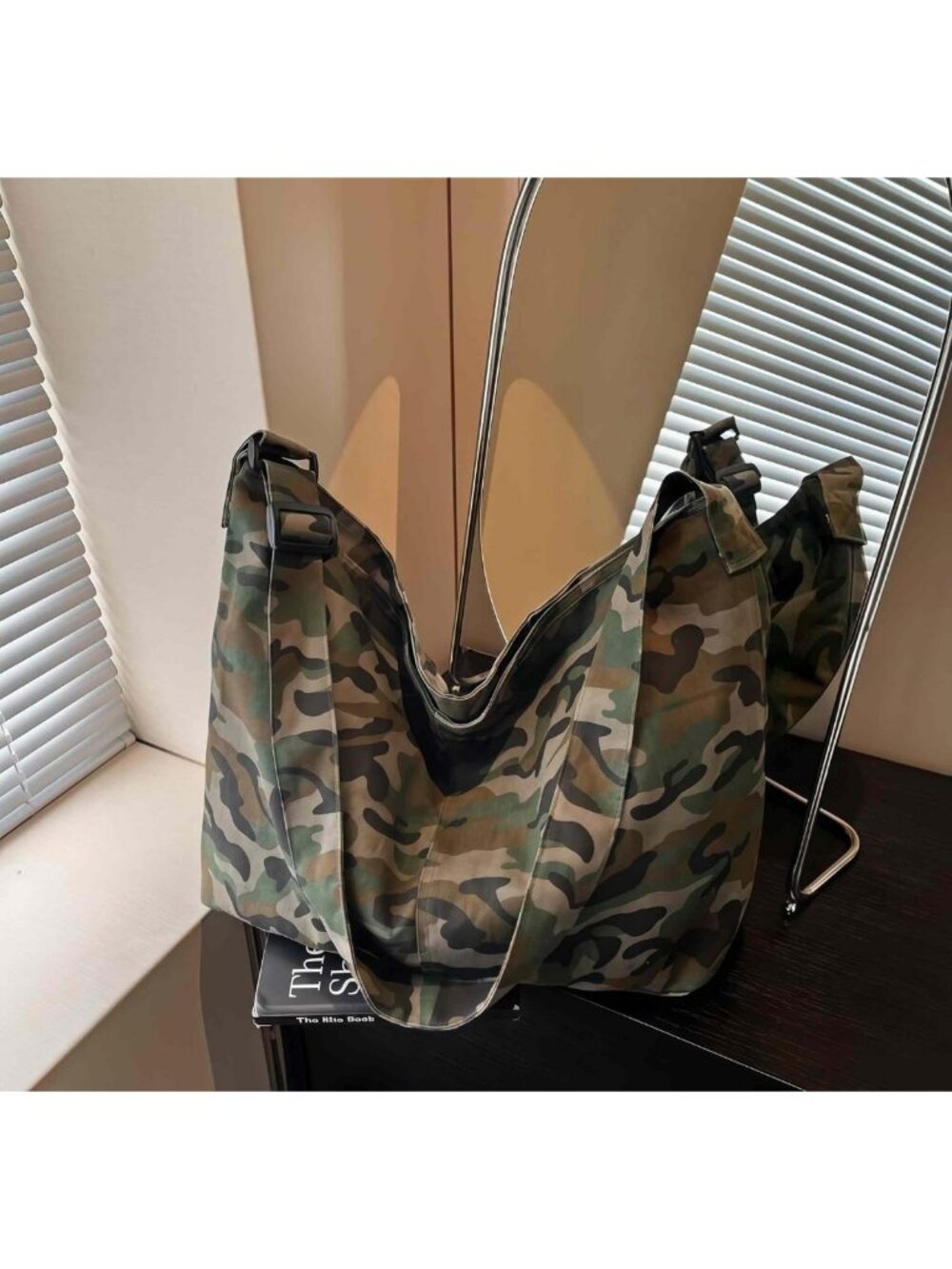 Stylish Camo Crossbody Bag for Women & Men, Large Canvas Hobo Tote, Vintage - Picture 7 of 9